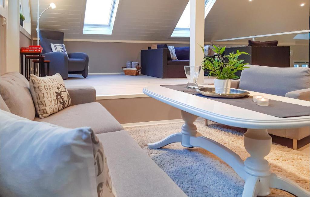 Nice Apartment In Lyngdal With 3 Bedrooms And Wifi photo 2