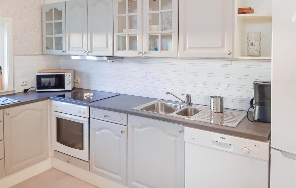 Nice Apartment In Lyngdal With 3 Bedrooms And Wifi photo 4
