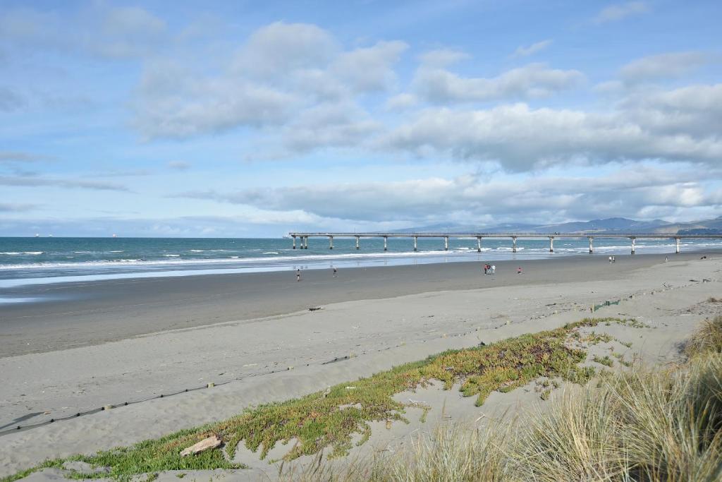 Sea air and Sandy Beach, beautiful 1 bed 1 bath photo 1