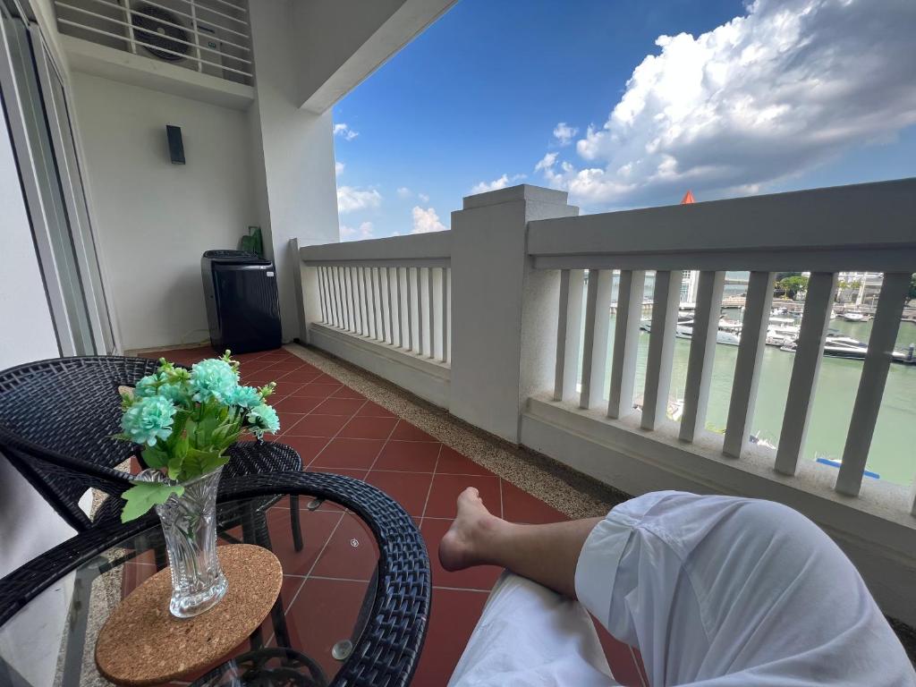 2Beds Seaview Straits Quay comes with Carpark and Hothub photo 2