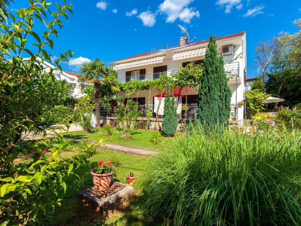 Spacious Holiday Home near the Sea photo 1
