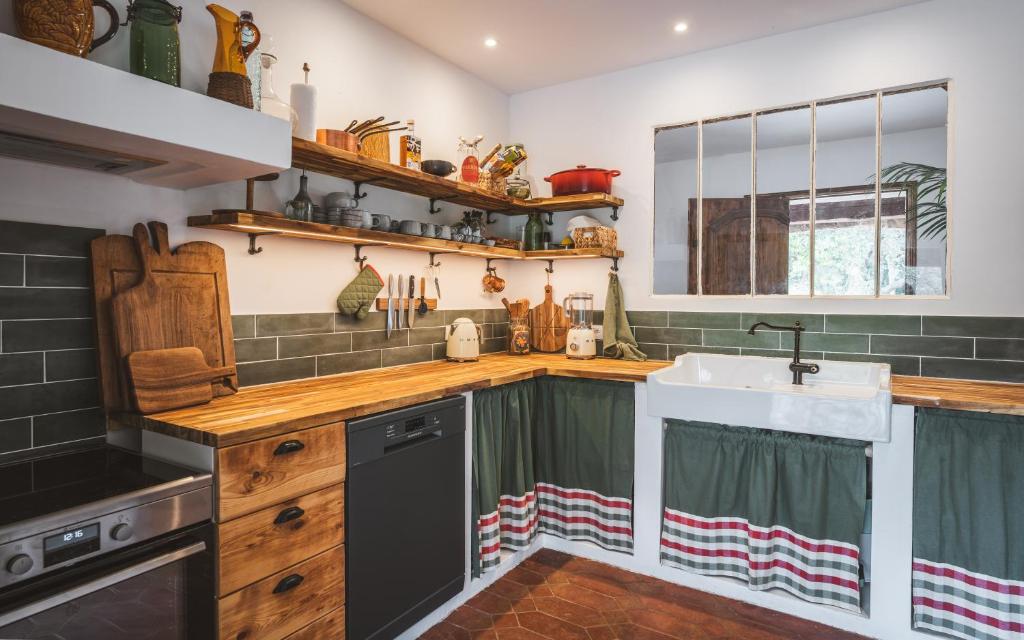 Unique à gassin : 1,5 ha, 4 suites : la campagne au cœur de st tropez photo 4