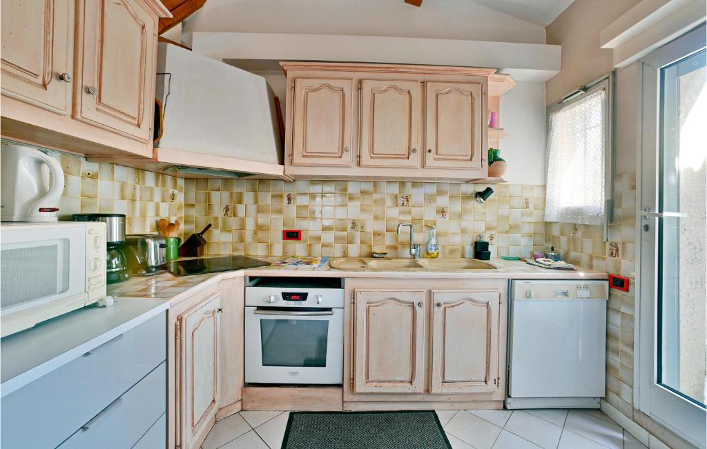 Awesome Home In Chteaurenard With Outdoor Swimming Pool, Wifi And Indoor Swimming Pool photo 3