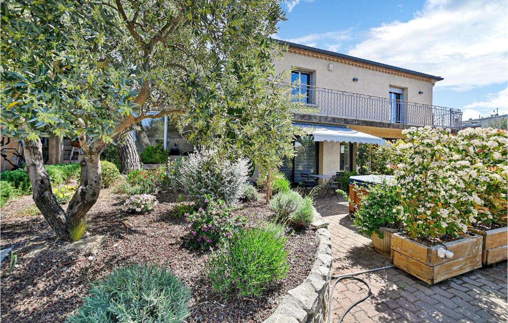 Awesome Home In Chteaurenard With Outdoor Swimming Pool, Wifi And Indoor Swimming Pool photo 4