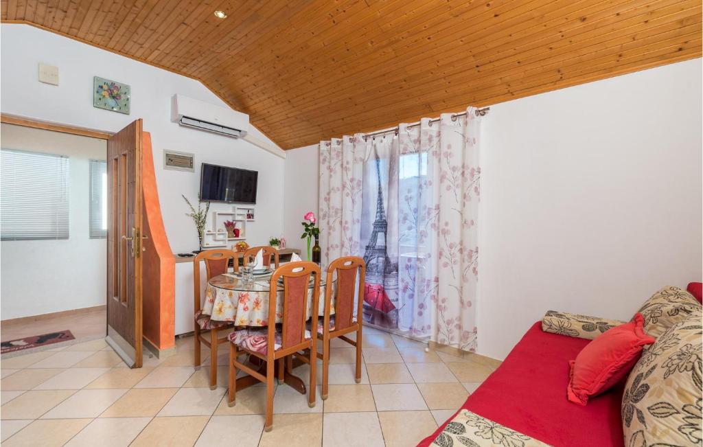 Stunning Apartment In Brsec With 1 Bedrooms And Wifi photo 1