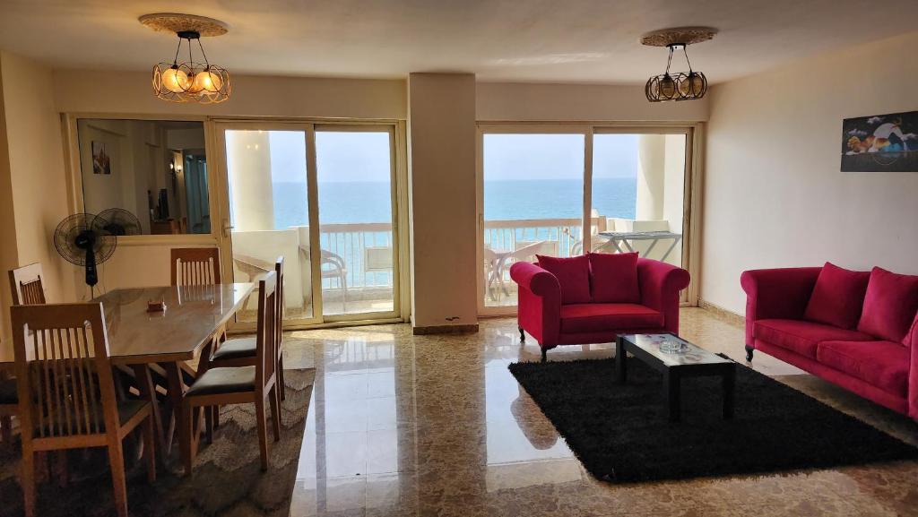 Midpoint Sea View - families only photo 4