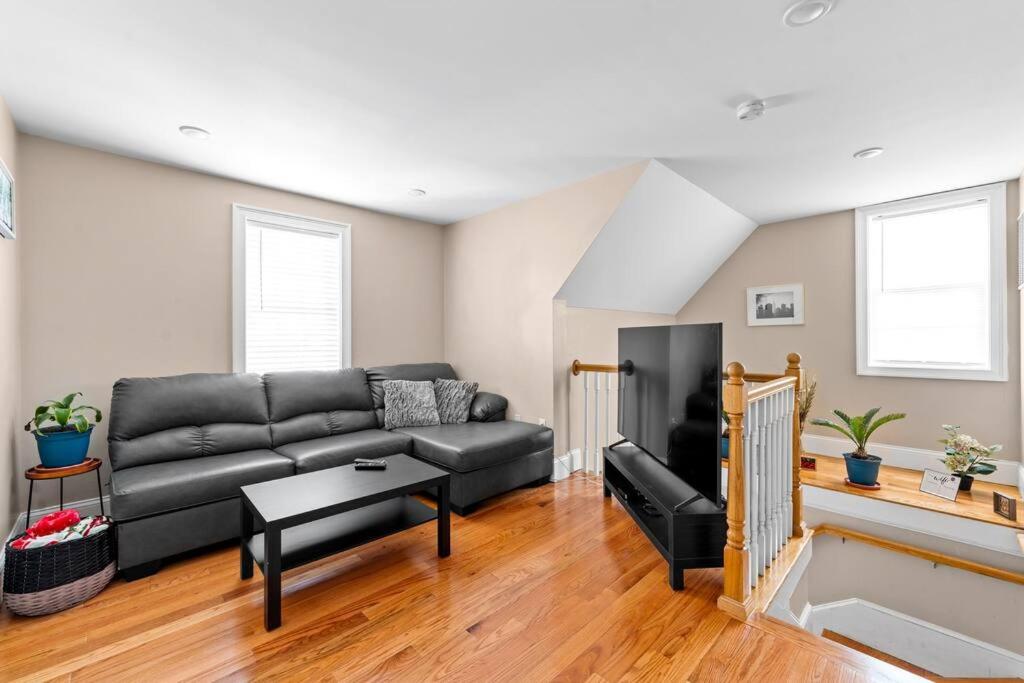 555- Newly huge entire apartment photo 4