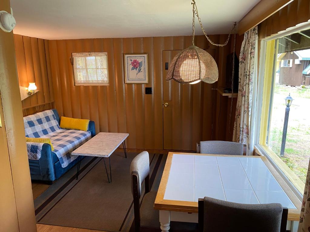 Amber Lantern One-Bedroom Cottage image
