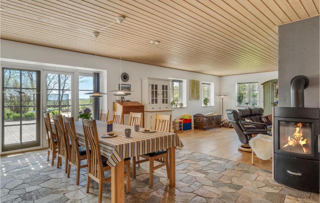 Awesome Home In Spttrup With Wifi And 6 Bedrooms photo 3