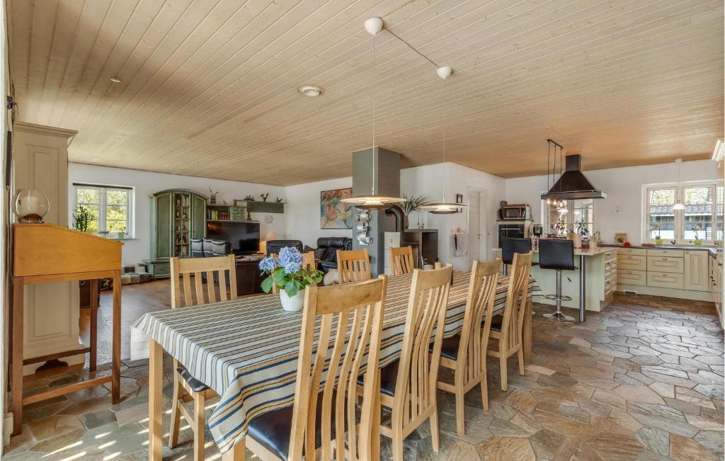 Awesome Home In Spttrup With Wifi And 6 Bedrooms photo 4