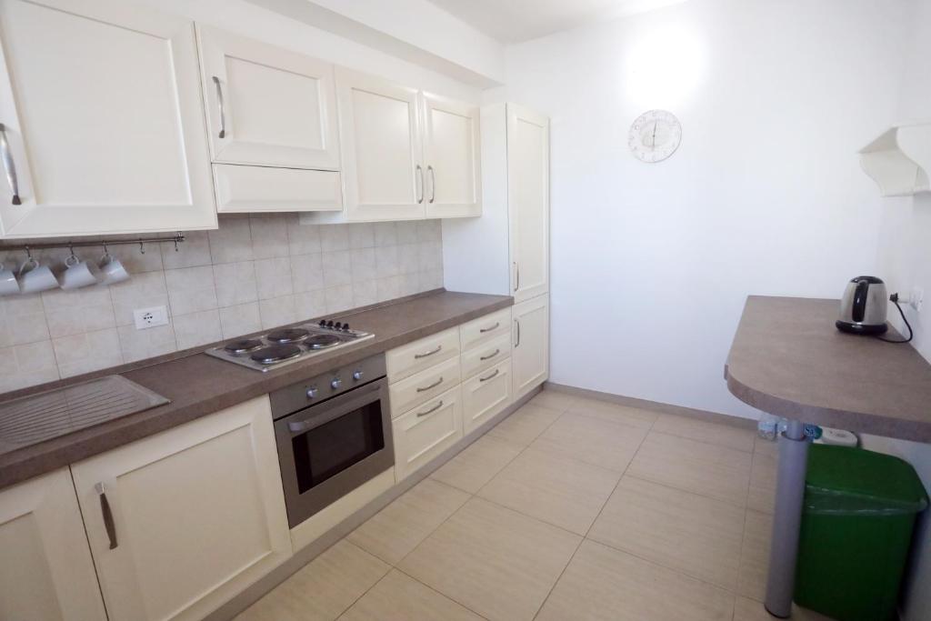 Immaculate house with panoramic views photo 2
