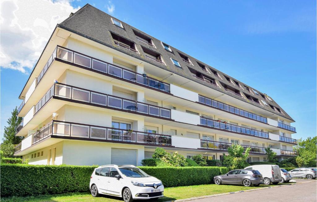 Beautiful Apartment In Houlgate With Wifi