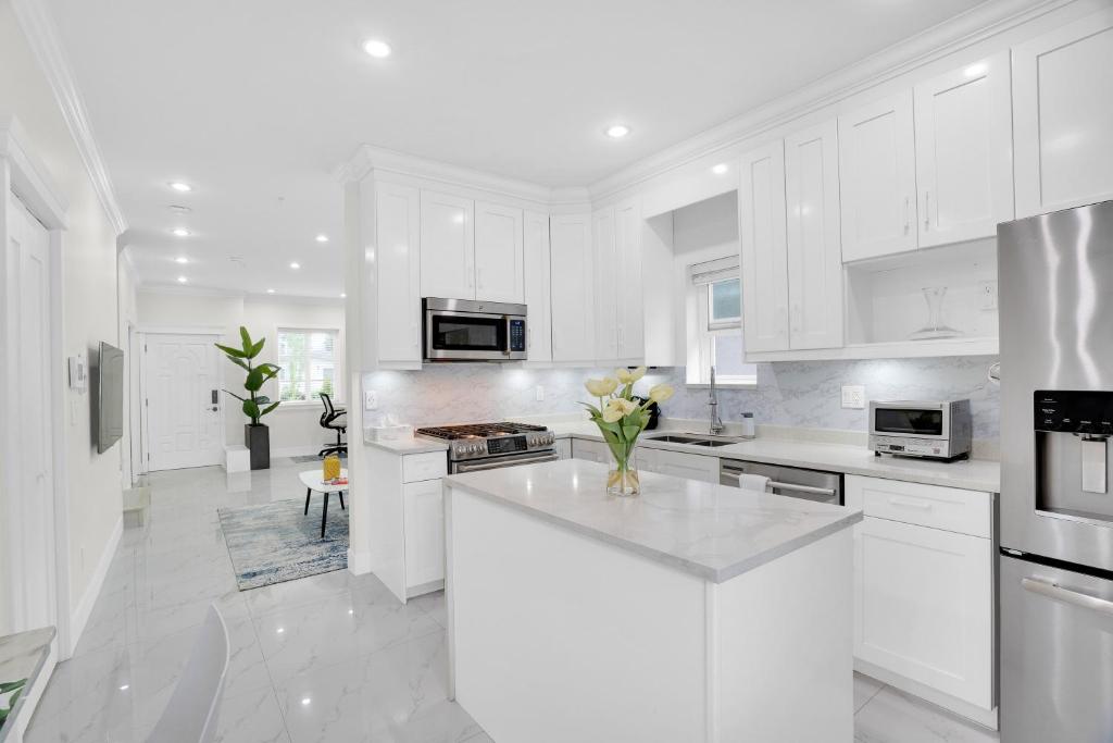 Family-Friendly, 3 Bed House - Private Backyard-Central Location photo 3