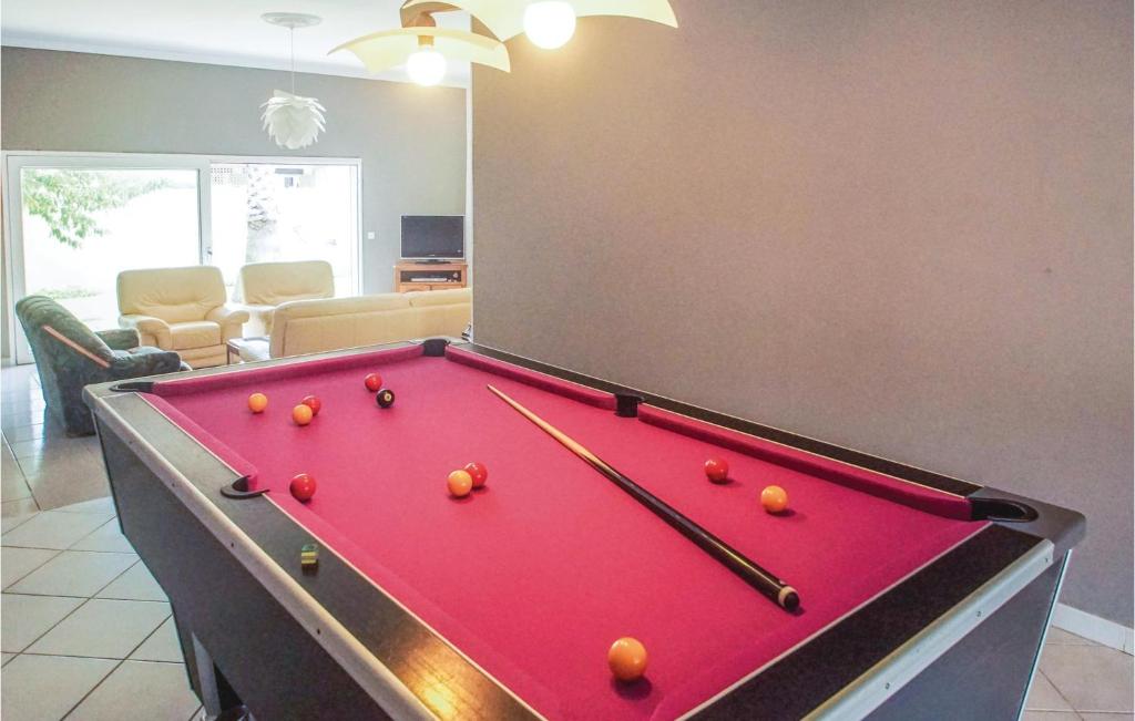 Awesome Home In Milhaud With 4 Bedrooms, Wifi And Swimming Pool photo 2