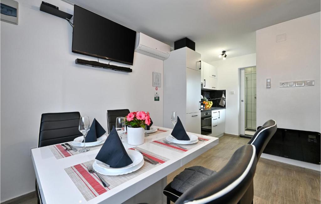Awesome Home In Veliko Trgovisce With Jacuzzi, Wifi And 1 Bedrooms photo 3