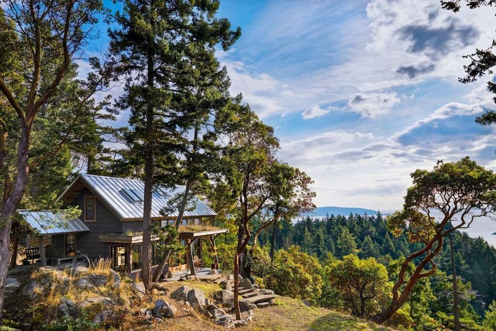 Cliff Top Family Home Over Looking the Ocean