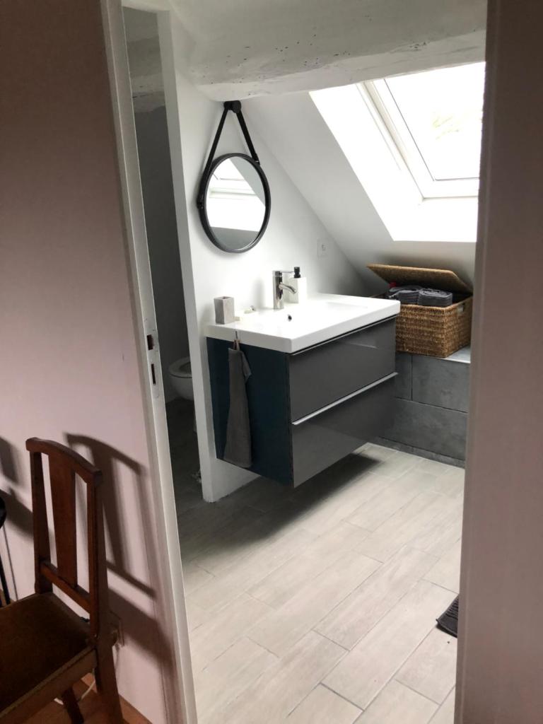 Grande chambre avec salle de bain et WC privés photo 2