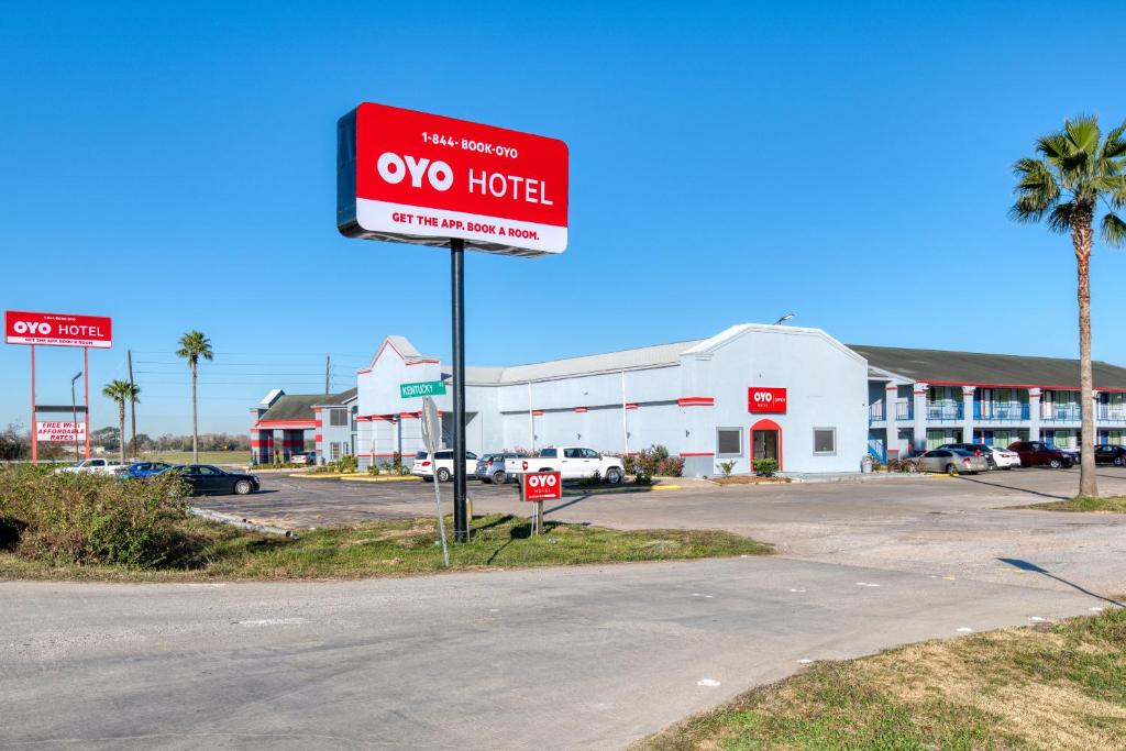 OYO Hotel Rosenberg TX I-69 image