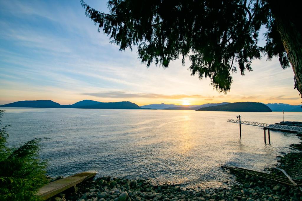 Waterfront Cottage With Superb Coastline Views photo 3