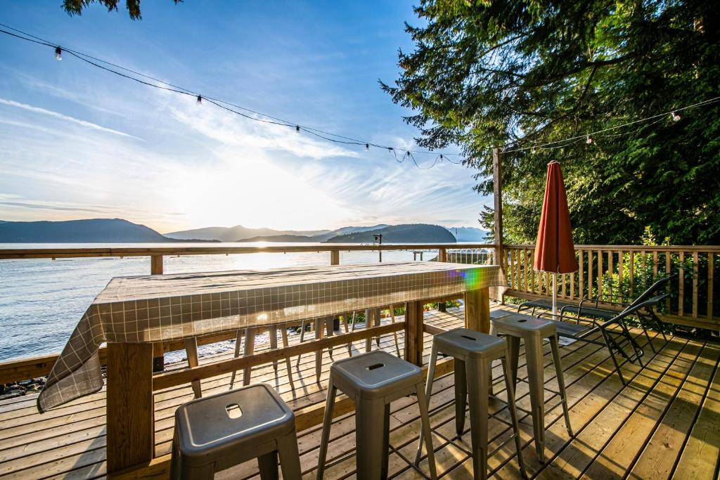 Waterfront Cottage With Superb Coastline Views photo 4