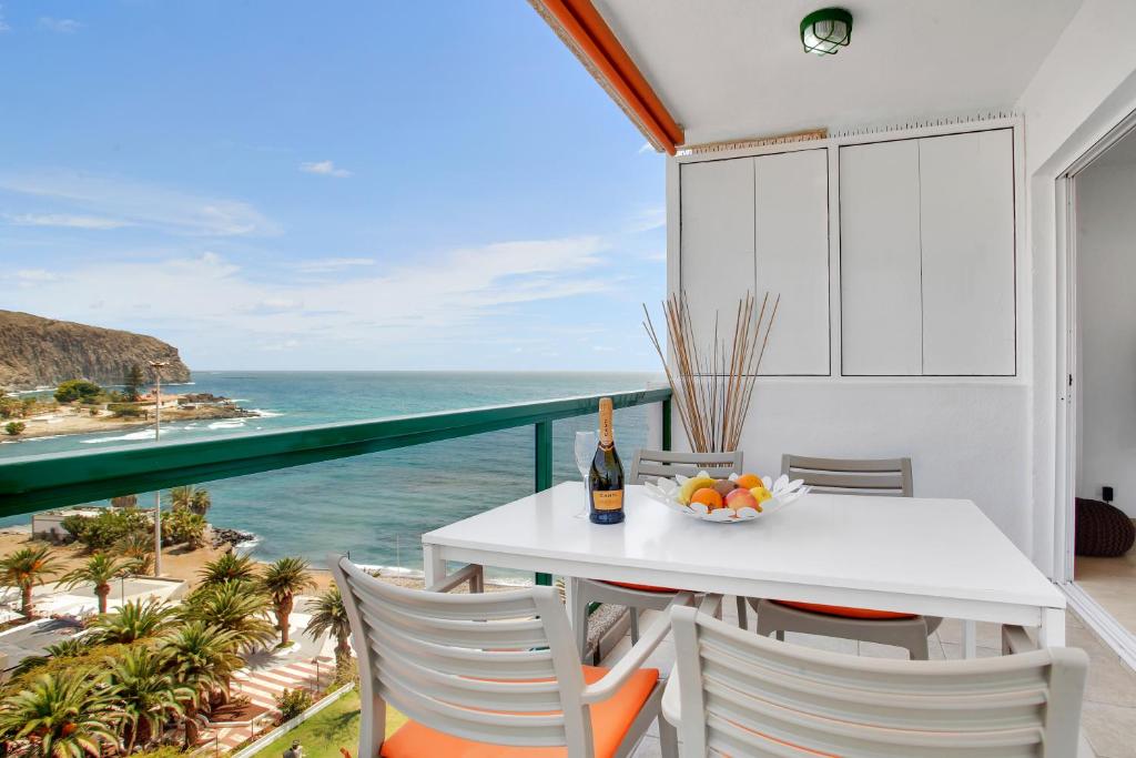 STUNNING HOLIDAYS, Large Terrace On The Sea photo 1