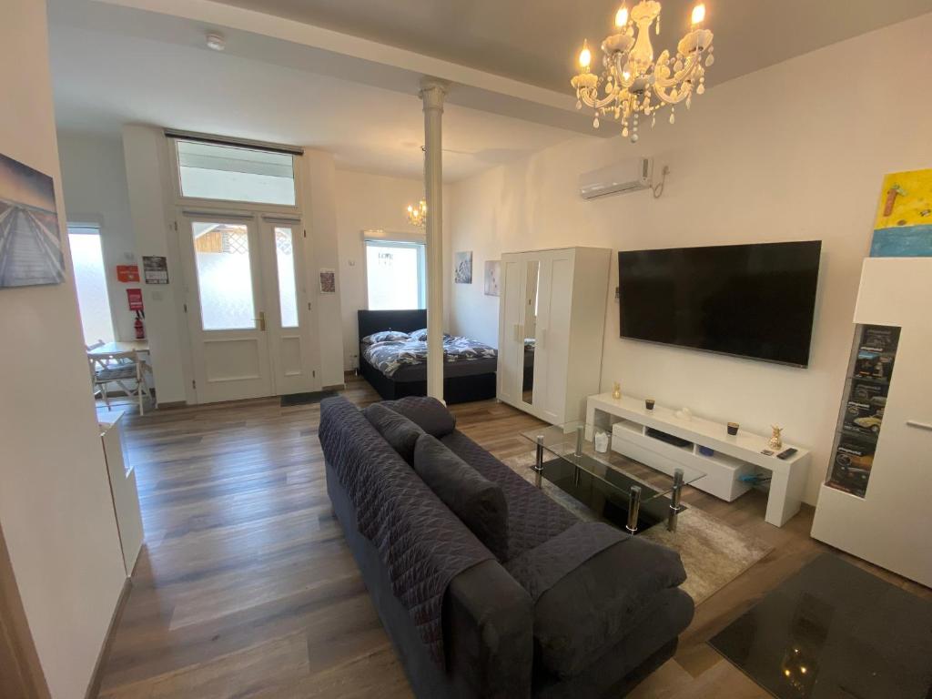 Schöne kleine Einraumwohnung mit Küche und Kamin in Holzthaleben photo 2