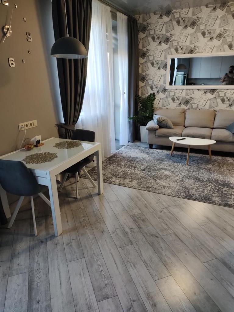 Романтичні апартаменти на центральному проспекті, великий Smart TV,преміум-підписки, кавомашина, відкритий балкон