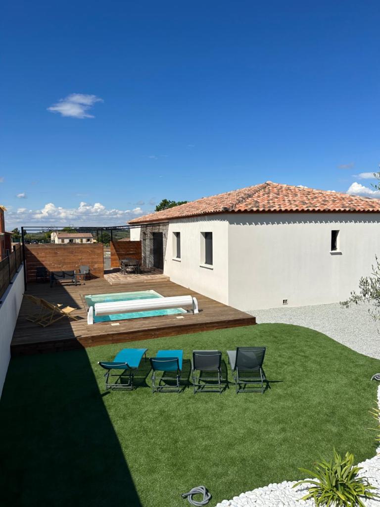 Villa neuve avec piscine photo 1