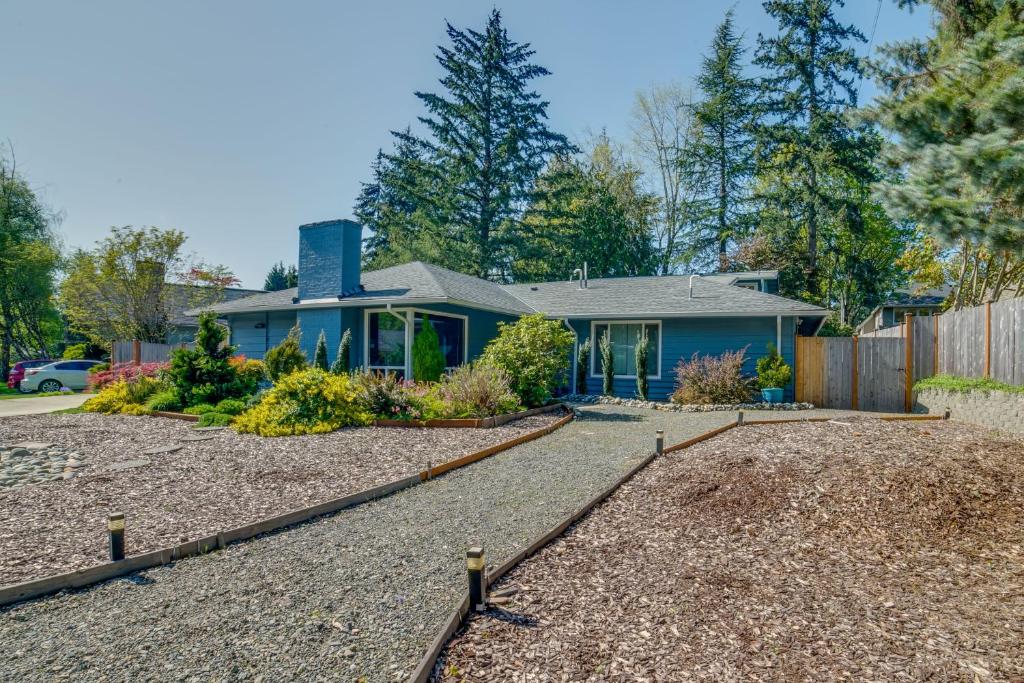 Bellevue Vacation Rental with Balcony Near Lake! photo 1