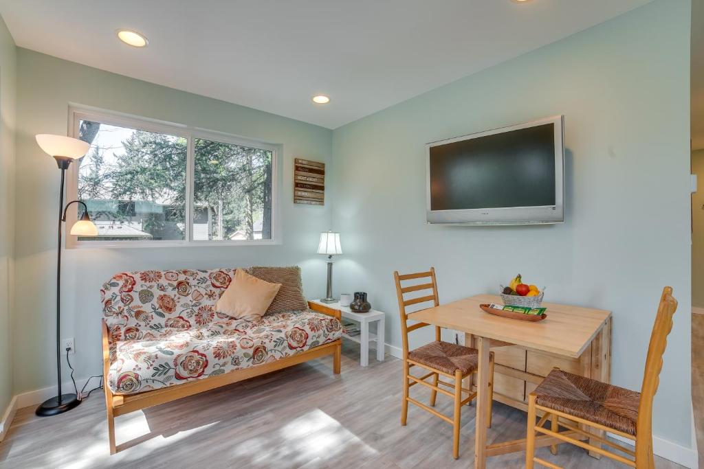 Bellevue Vacation Rental with Balcony Near Lake! photo 3