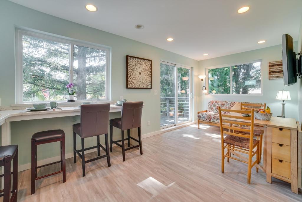Bellevue Vacation Rental with Balcony Near Lake! photo 4