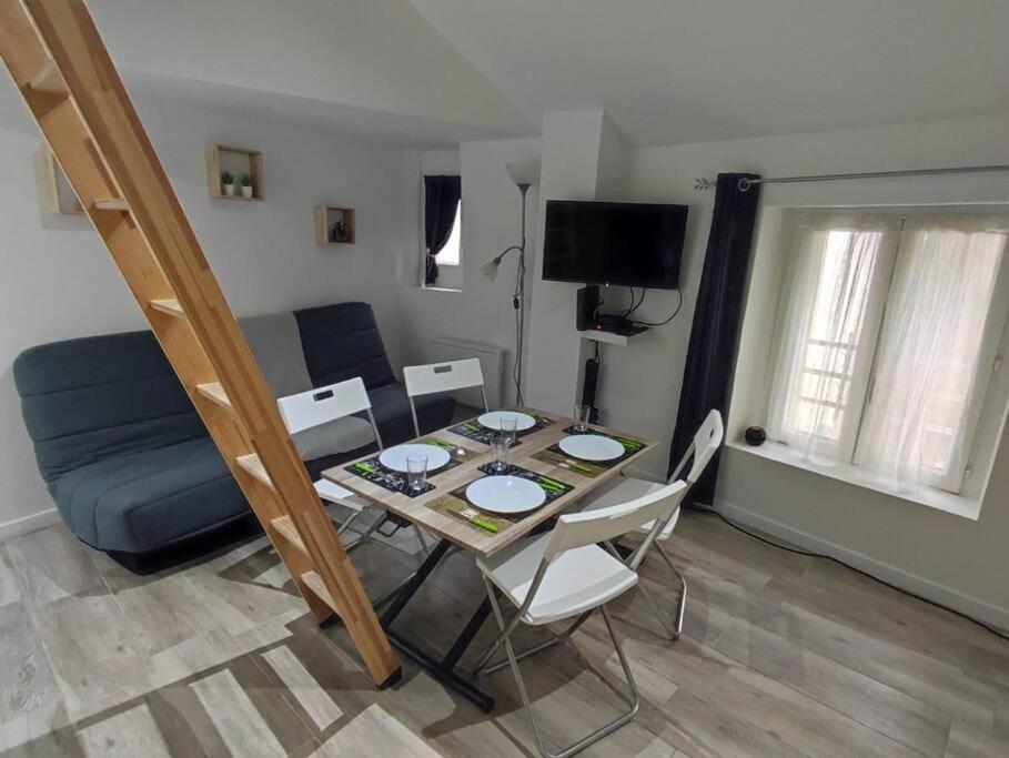 Little House : CDG-Paris-Asterix photo 1