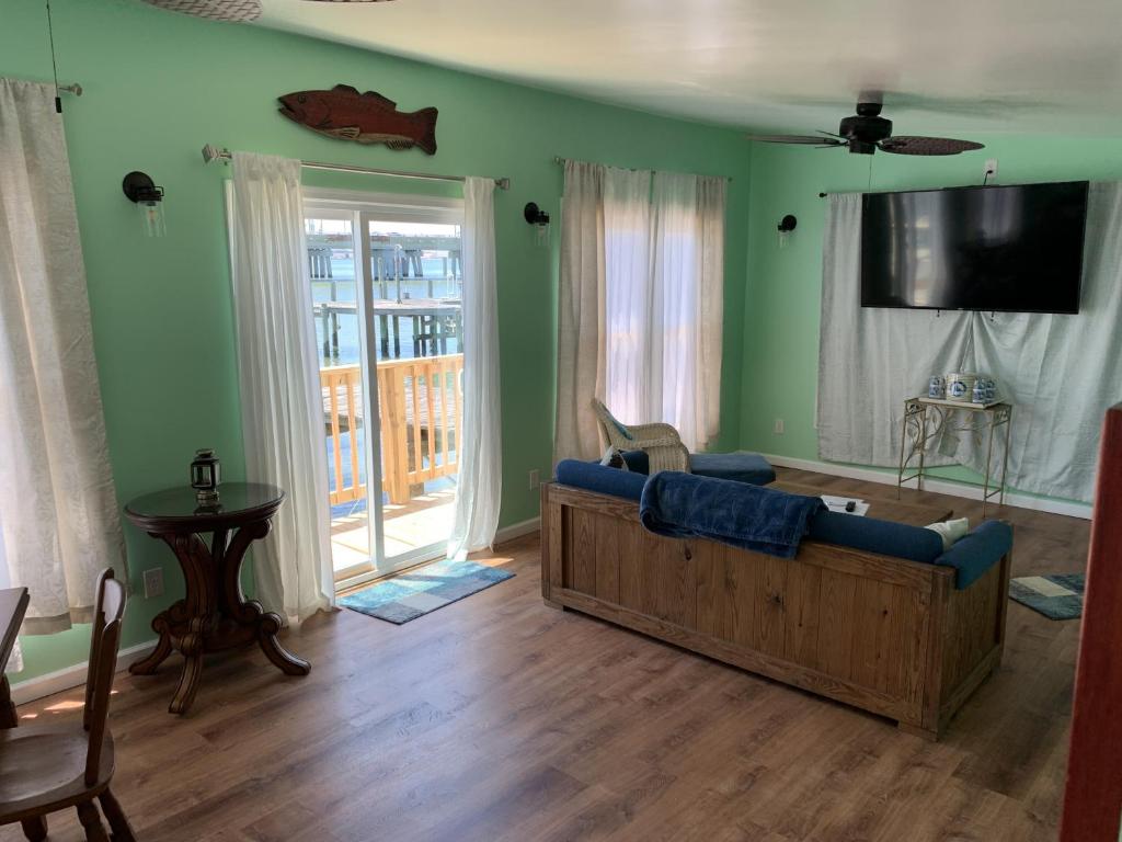 The Boat House - Water Front, WiFi, Pet Friendly home photo 3