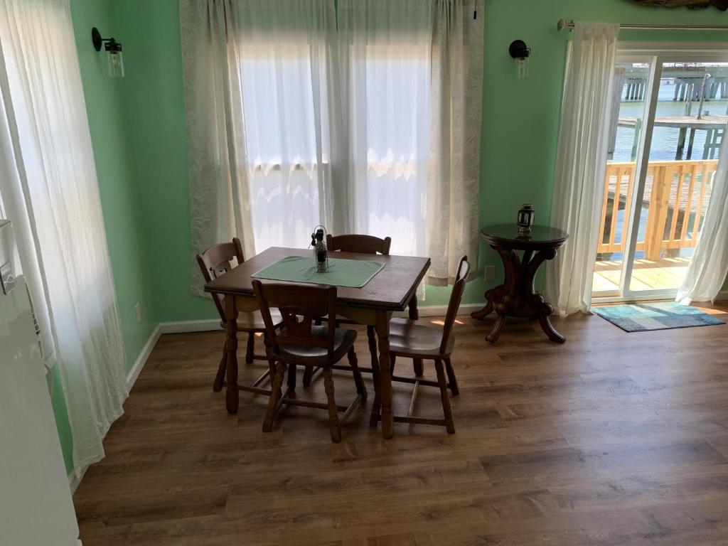 The Boat House - Water Front, WiFi, Pet Friendly home photo 4
