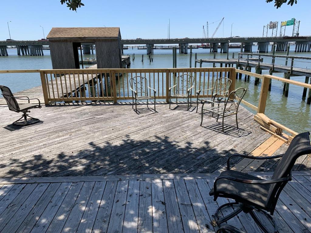The Boat House - Water Front, WiFi, Pet Friendly home photo 1