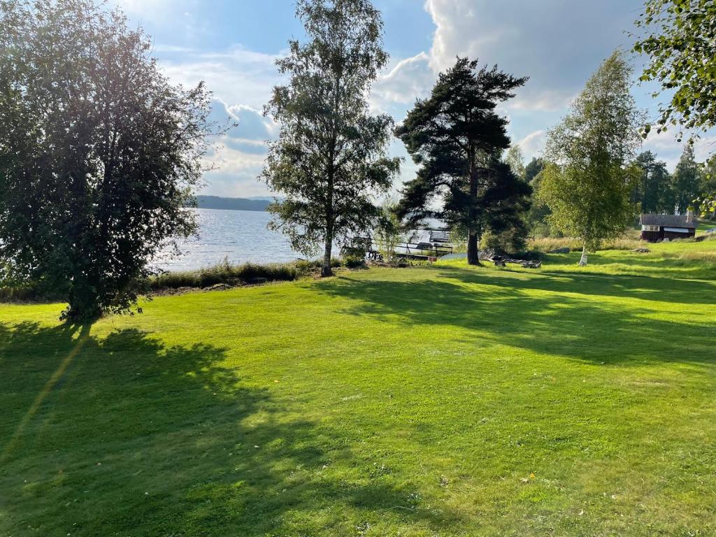 Idyllic Dalarna farmhouse at the lake photo 1