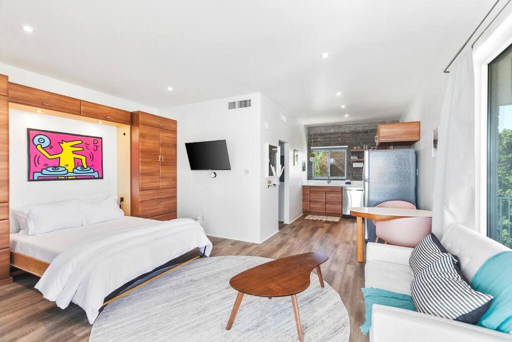 DTPH Modern Designer Studio - Pool & Parking - image