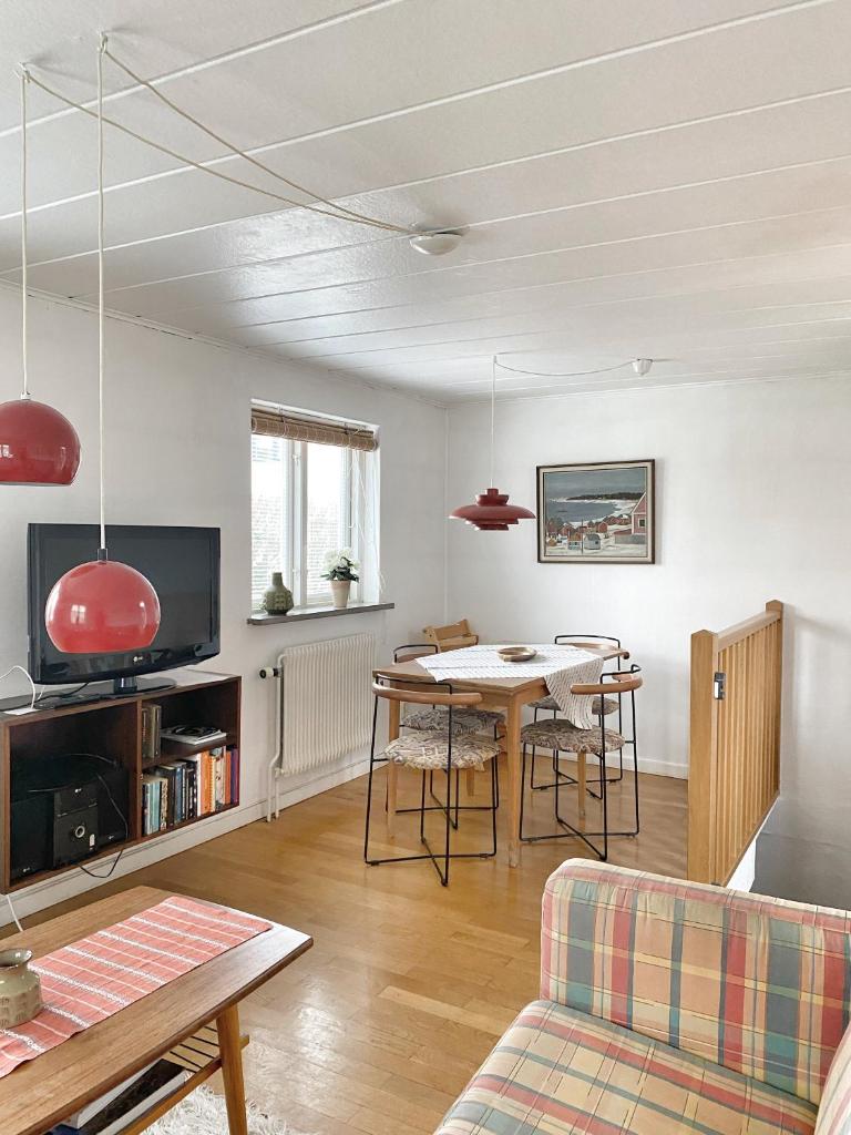 Retro cottage with garden in Torekov's best location photo 1