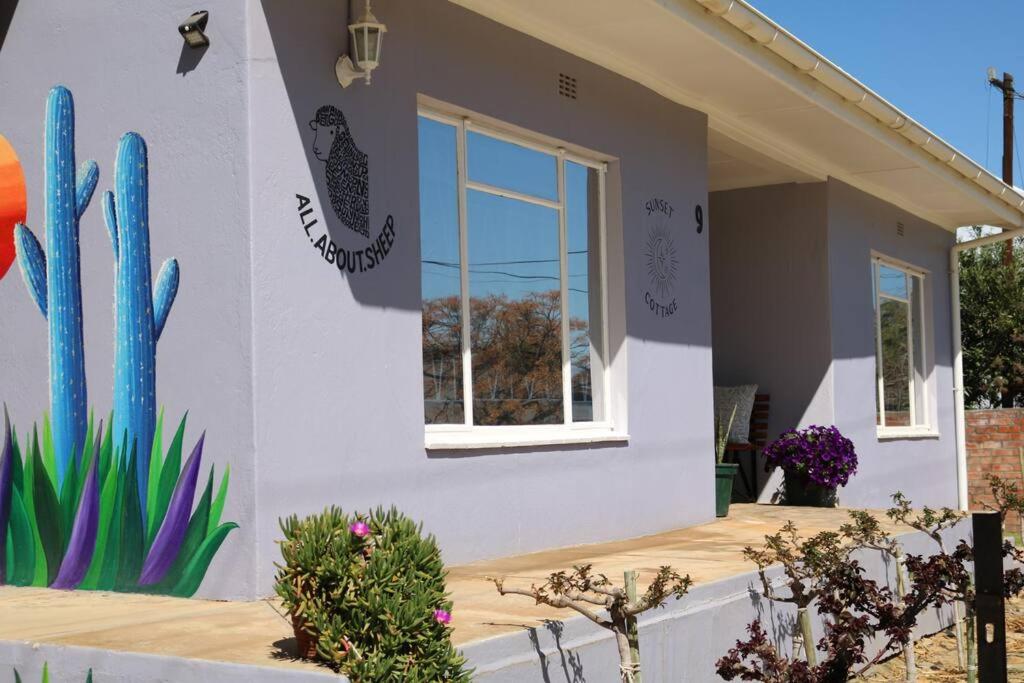 Sunset Cottage - Cheerful 1 Bedroom Cottage photo 1