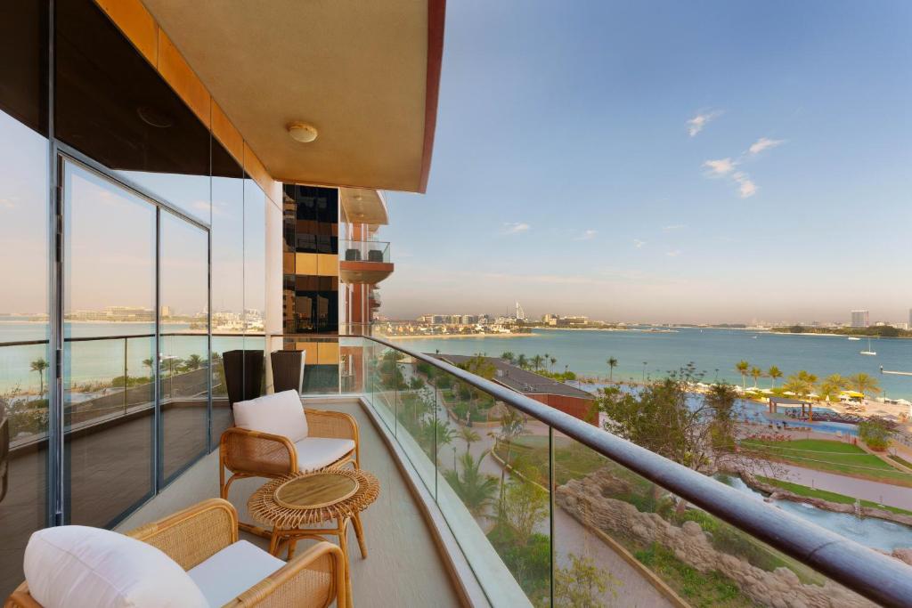 Maison Privee - Splendid Apt on The Palm with Stunning Sea Views - Tap to explore photos
