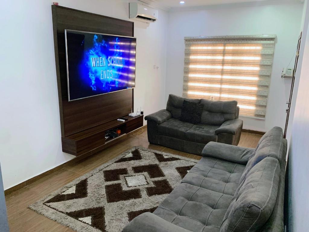 Cozy 1 bedroom Apt with Wifi, Security, serene estate photo 2