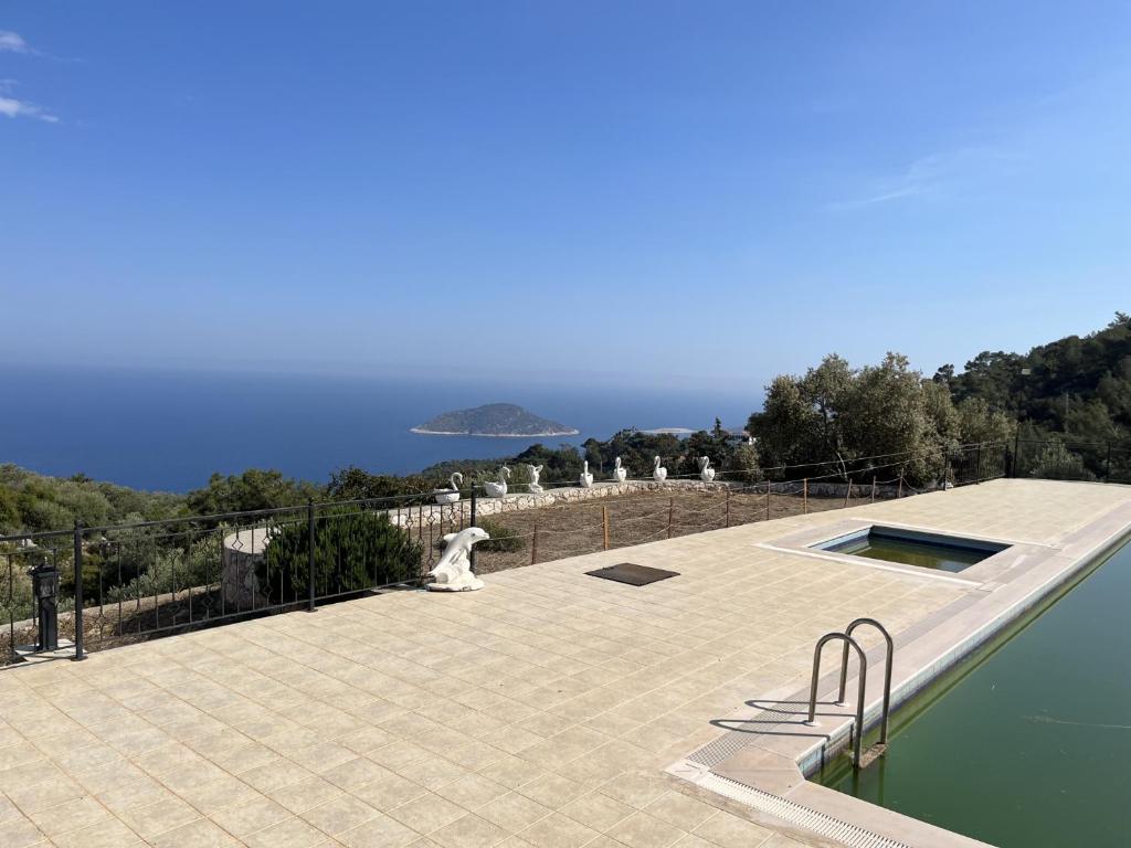 Private House with Pool and Sea View in Antalya