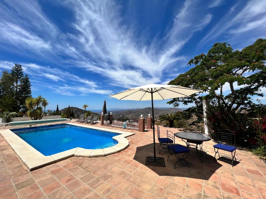 Casa Delfin: Luxurious villa with heated pool & mountain views photo 4