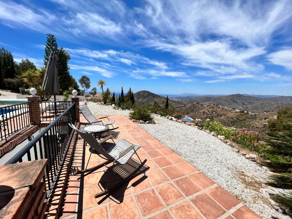 Casa Delfin: Luxurious villa with heated pool & mountain views photo 3