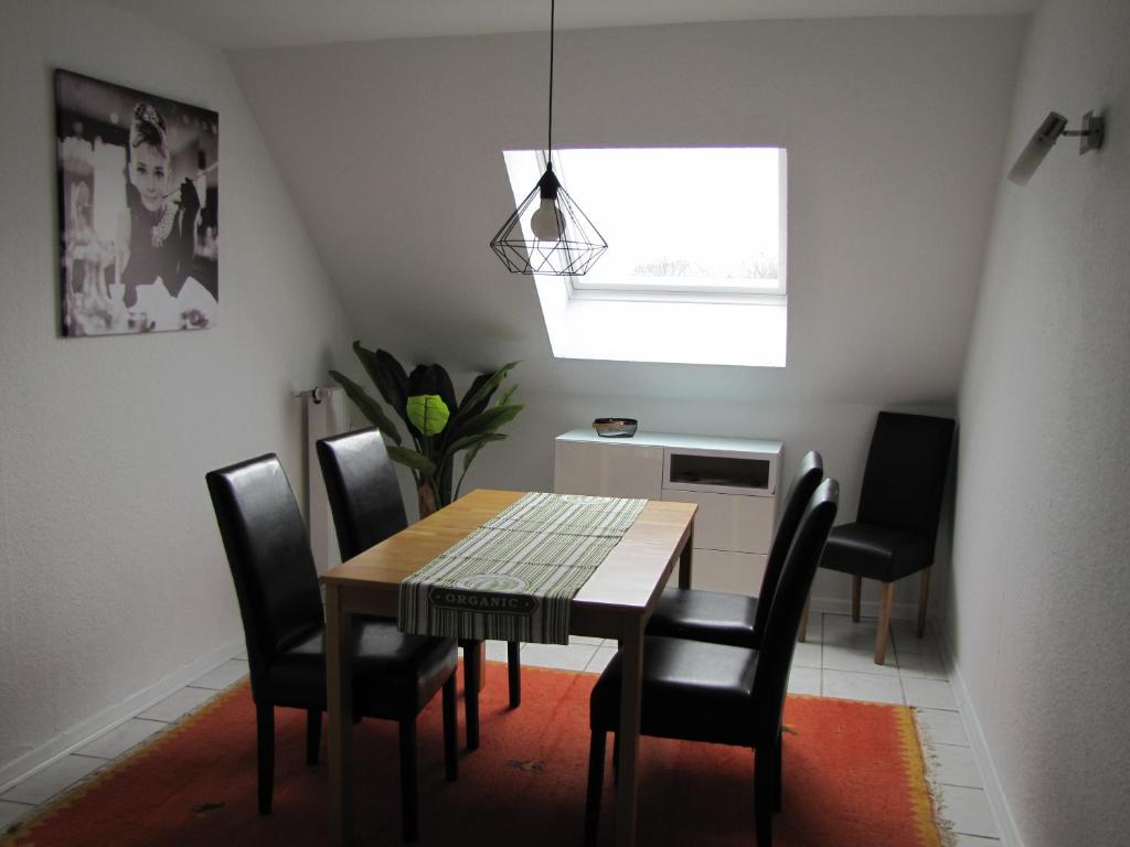 Möblierte Dachgeschosswohnung in ruhiger Lage zu vermieten photo 1