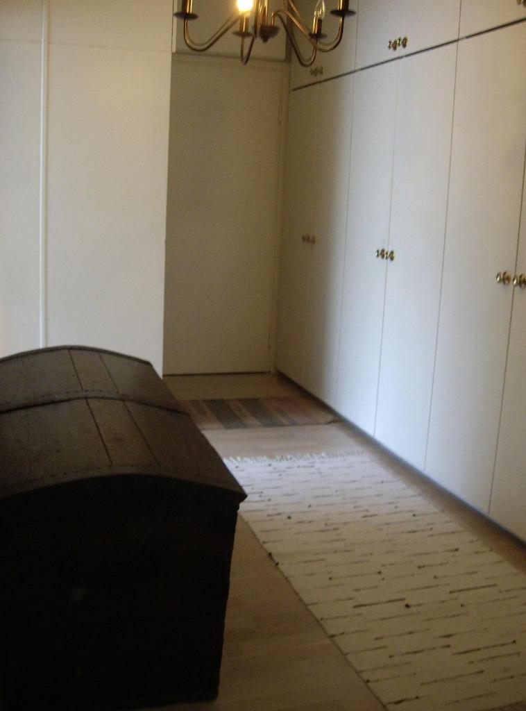 21 minutes from Helsinki city - smaller room photo 1
