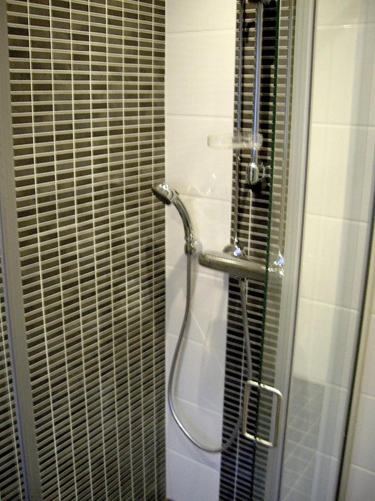 21 minutes from Helsinki city - smaller room photo 4