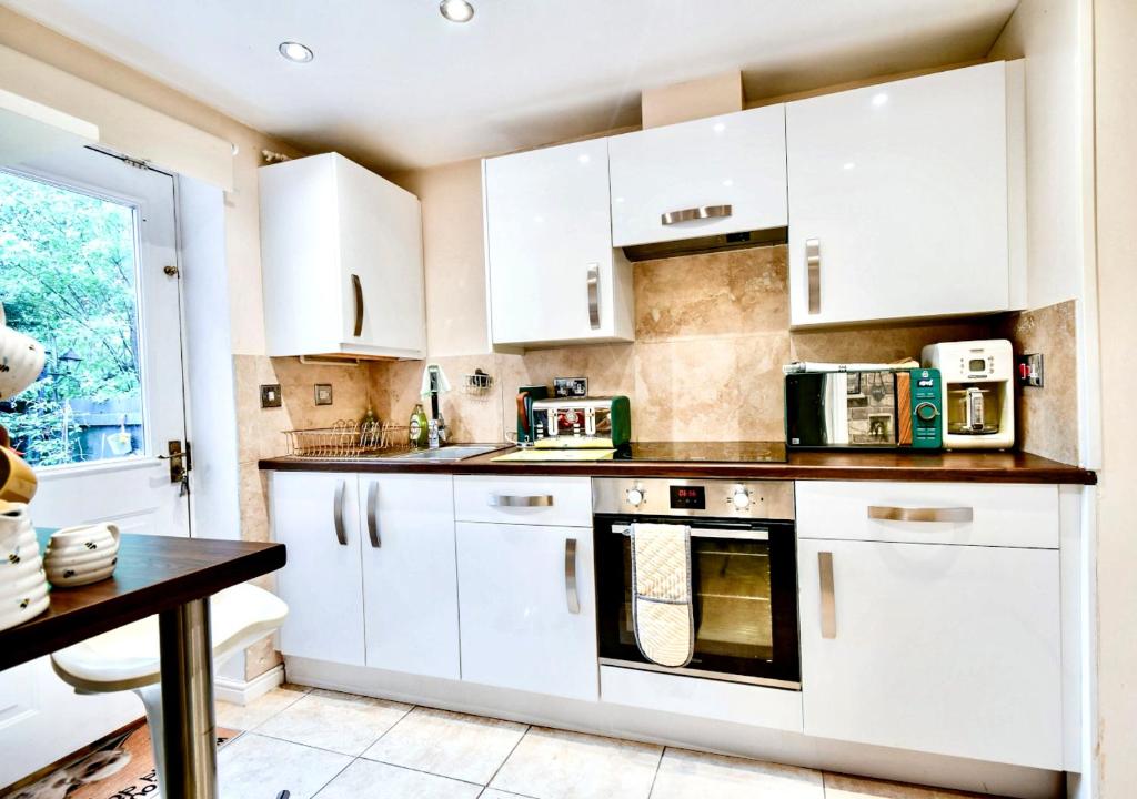 Cosy Garden Flat, Private Roofed Hot Tub & Four Poster Bed photo 4