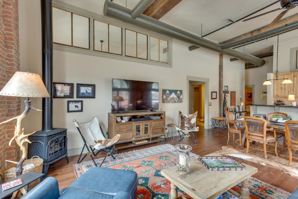 Updated Rustic-Chic Condo on Ourays Main Street! photo 3