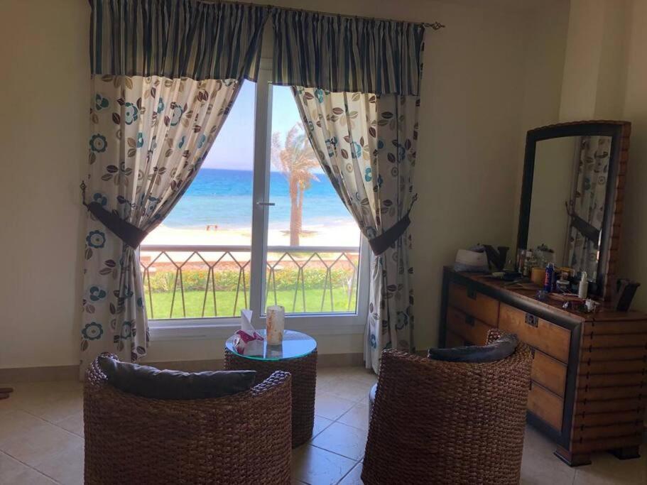 Cheerful Beachfront 4-Bedroom Villa & huge garden photo 3